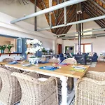 Stunning Glencairn Home Close To Beach