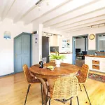 Stunning Glencairn Home Close To Beach
