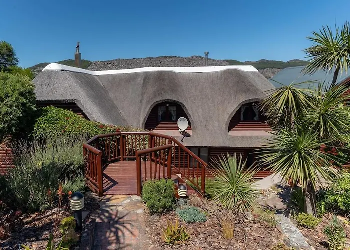 Stunning Glencairn Home Close To Beach