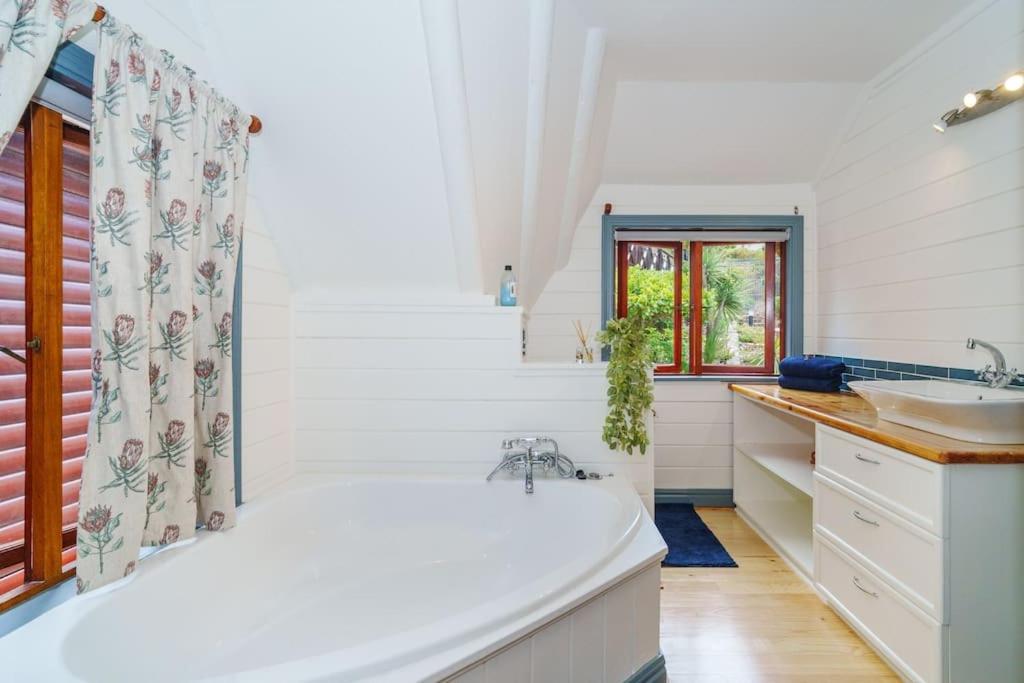 Holiday home Stunning Glencairn Close To *